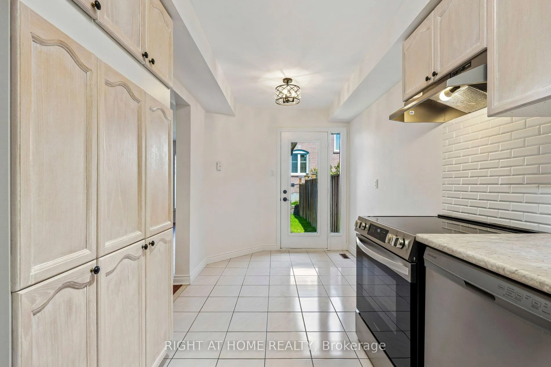 Photo 12 of 80 Wetherby Circle, Markham, German Mills — HOMEH
