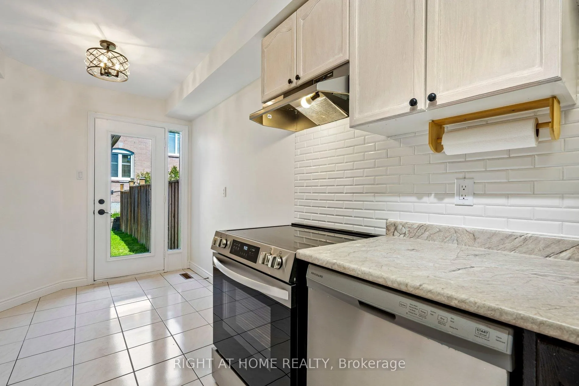 Photo 36 of 80 Wetherby Circle, Markham, German Mills — HOMEH