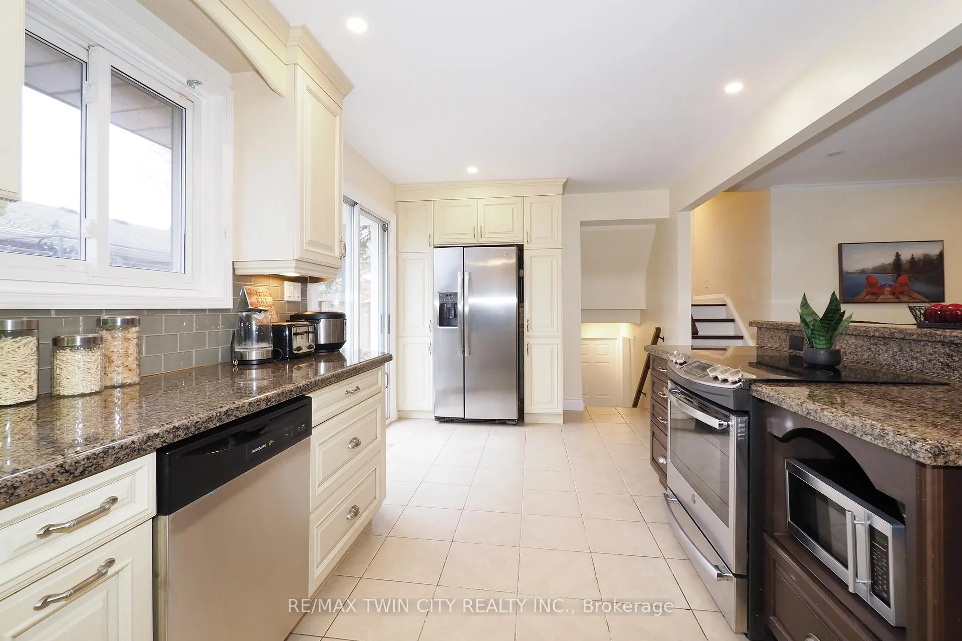 Photo 2 of 163 Pinegrove Crescent, Waterloo, Lakeshore Village — HOMEH