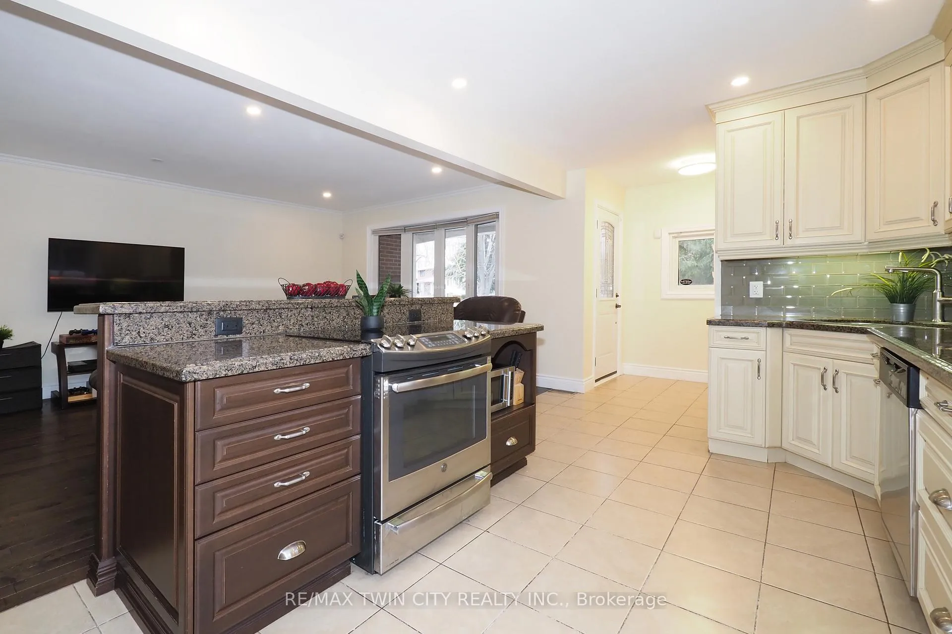 Photo 3 of 163 Pinegrove Crescent, Waterloo, Lakeshore Village — HOMEH