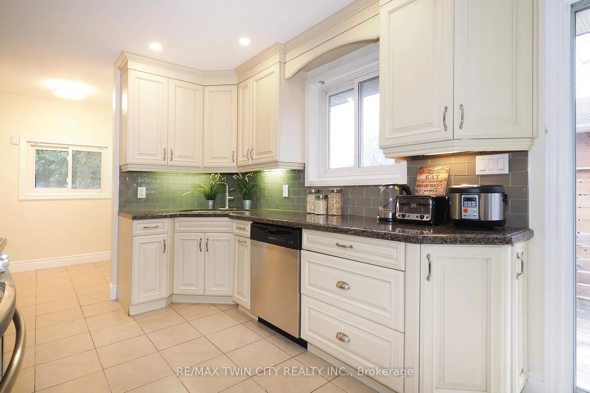 Photo 4 of 163 Pinegrove Crescent, Waterloo, Lakeshore Village — HOMEH