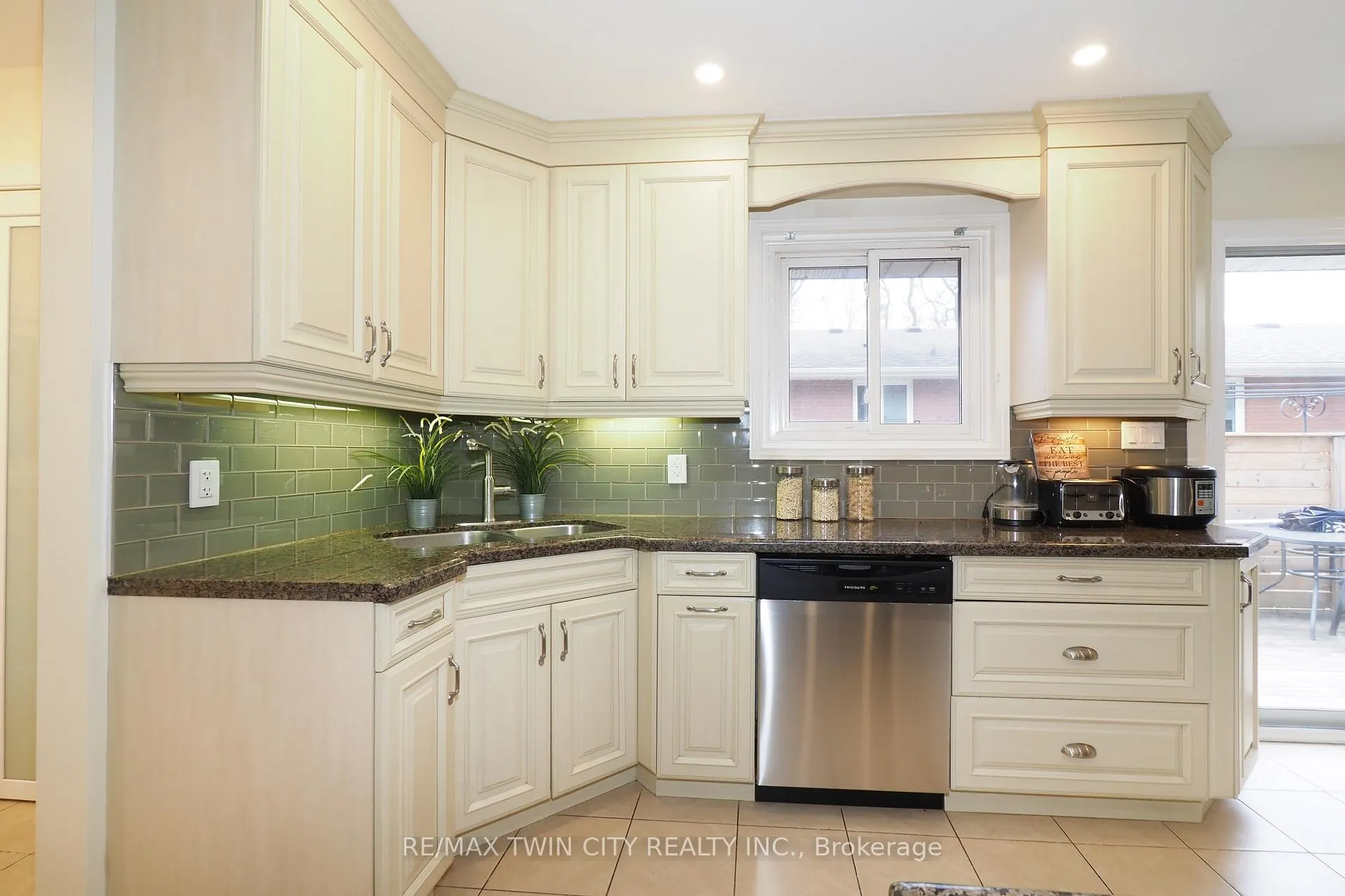 Photo 5 of 163 Pinegrove Crescent, Waterloo, Lakeshore Village — HOMEH