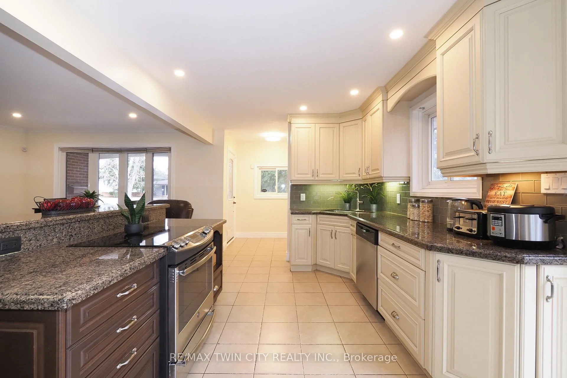 Photo 6 of 163 Pinegrove Crescent, Waterloo, Lakeshore Village — HOMEH