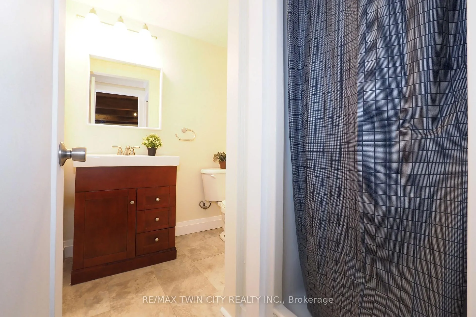 Photo 19 of 163 Pinegrove Crescent, Waterloo, Lakeshore Village — HOMEH