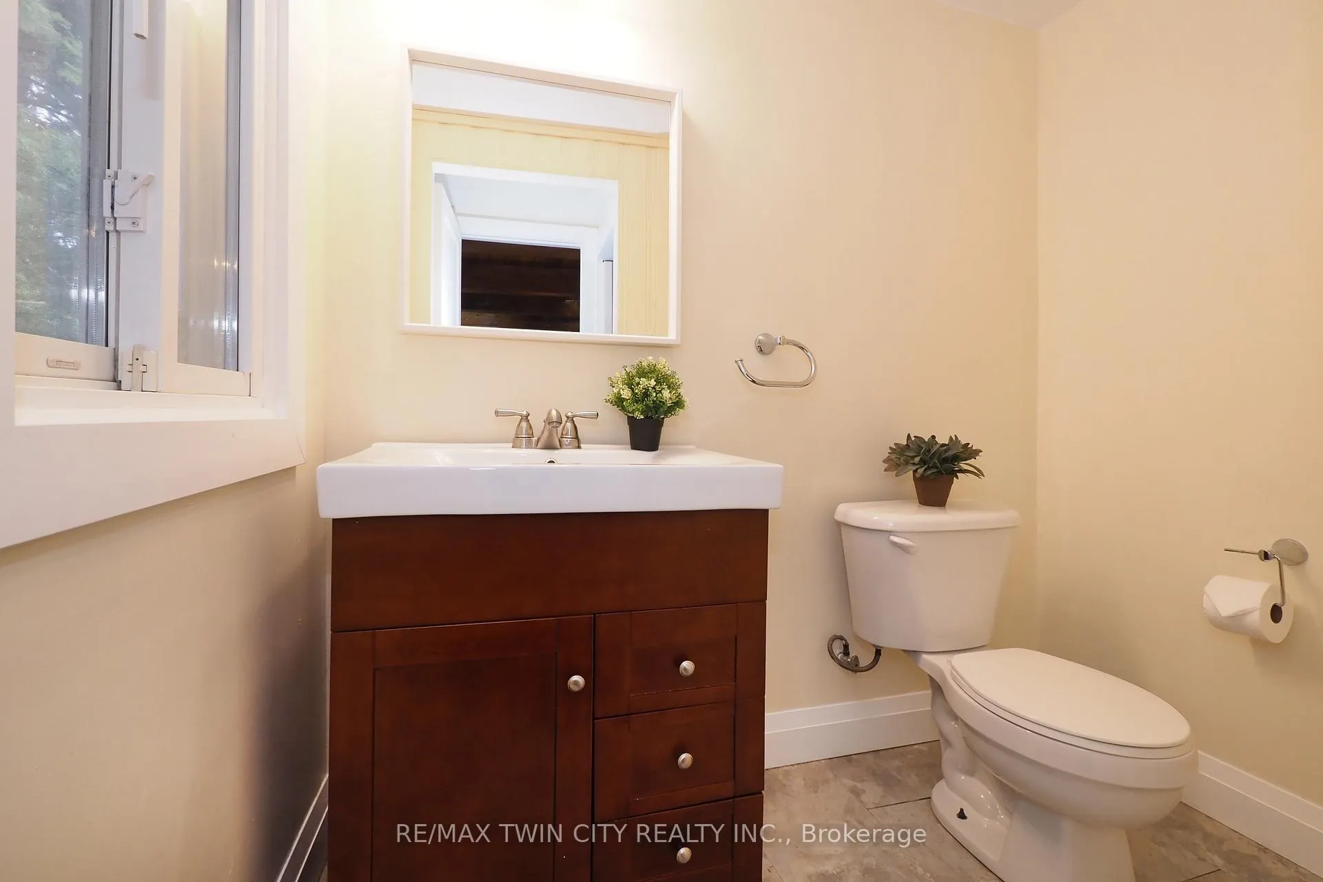 Photo 20 of 163 Pinegrove Crescent, Waterloo, Lakeshore Village — HOMEH