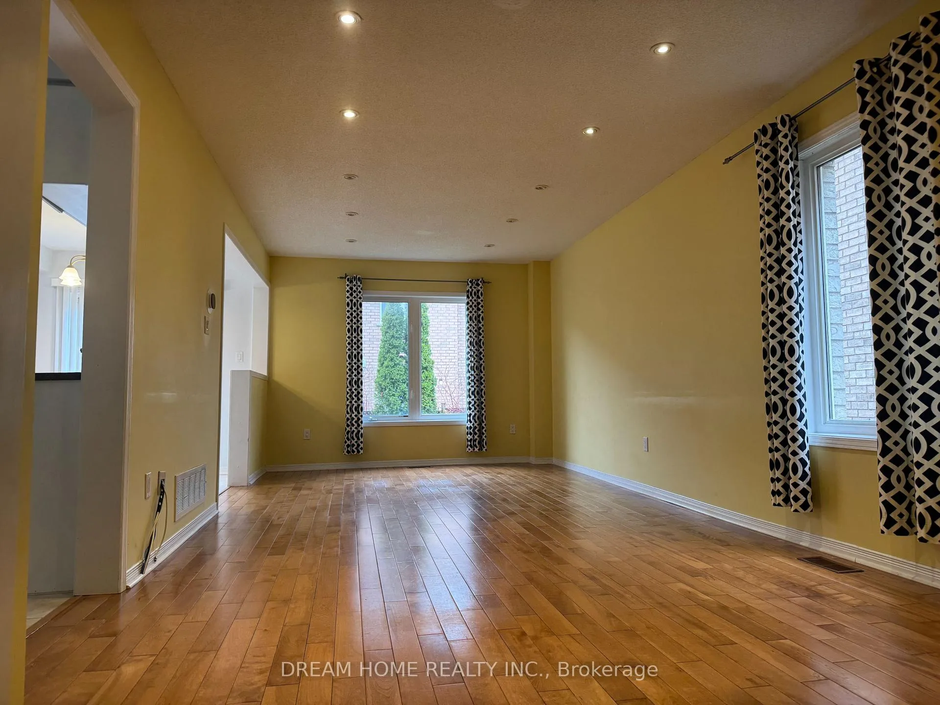 Photo 3 of 222 Coleridge Drive, Newmarket, Summerhill Estates — HOMEH