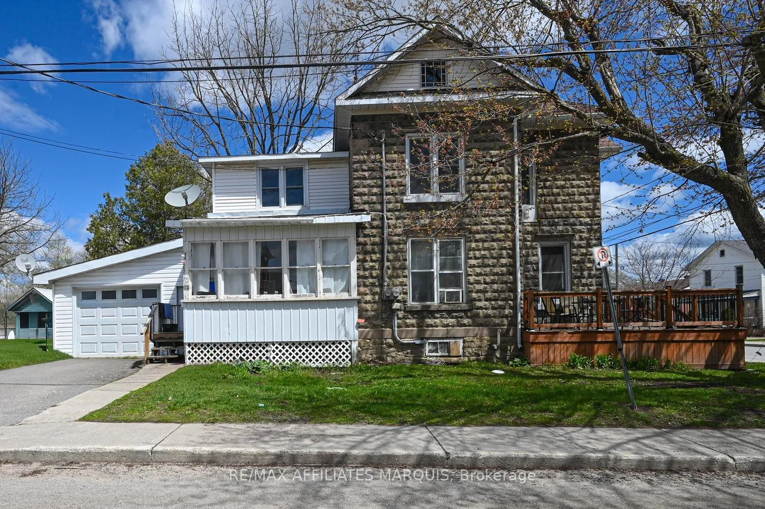 Photo 8 of 2 Foster Avenue, Smiths Falls — HOMEH