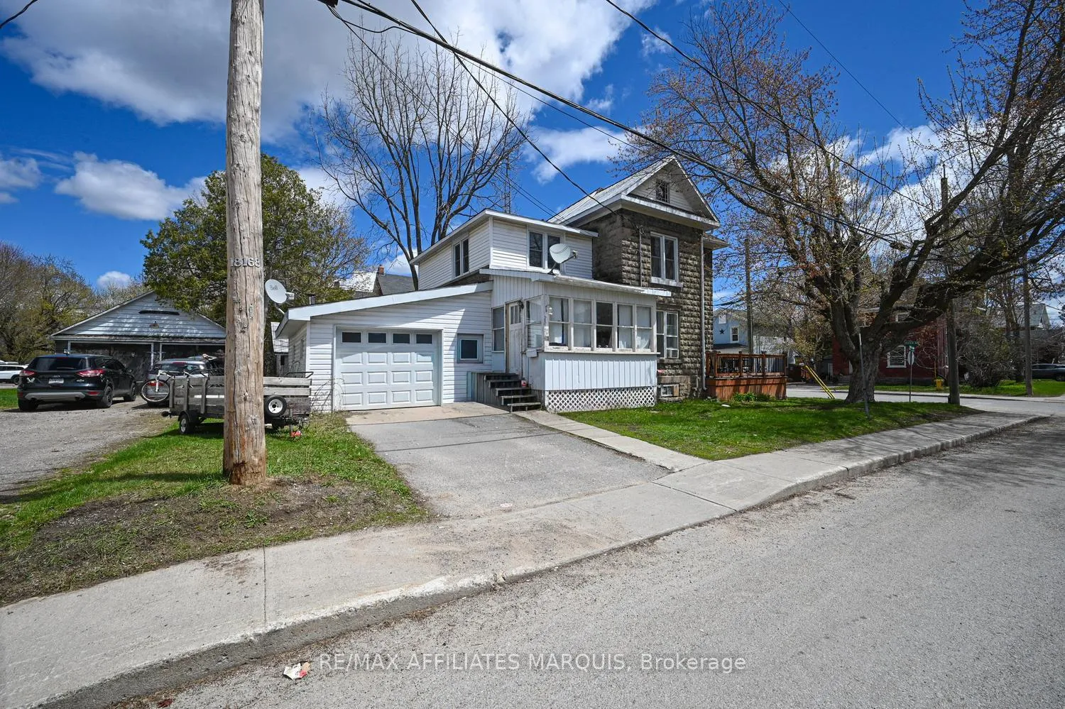 Photo 10 of 2 Foster Avenue, Smiths Falls — HOMEH
