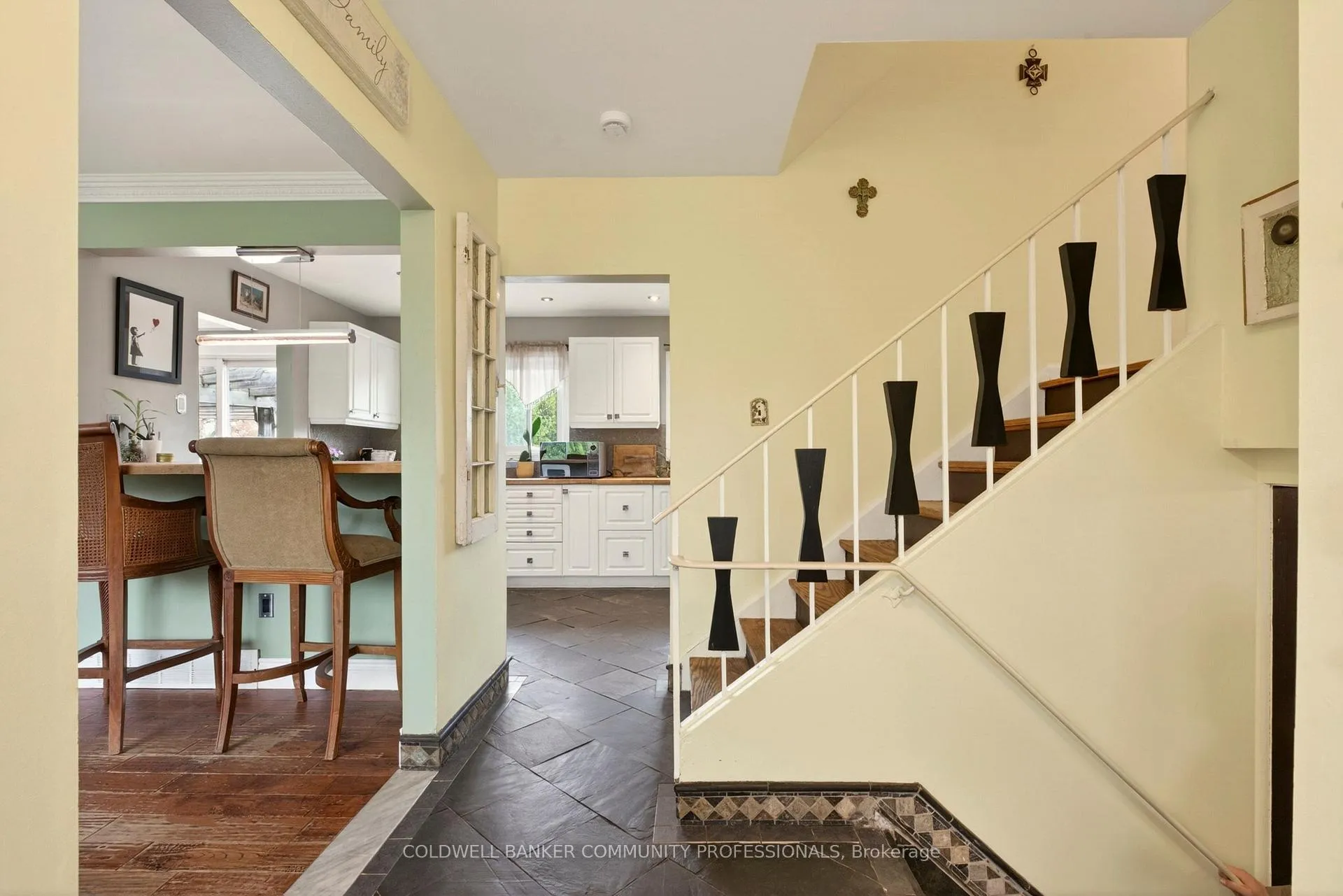 Photo 2 of 6 Seagram Place, Hamilton, Huntington — HOMEH