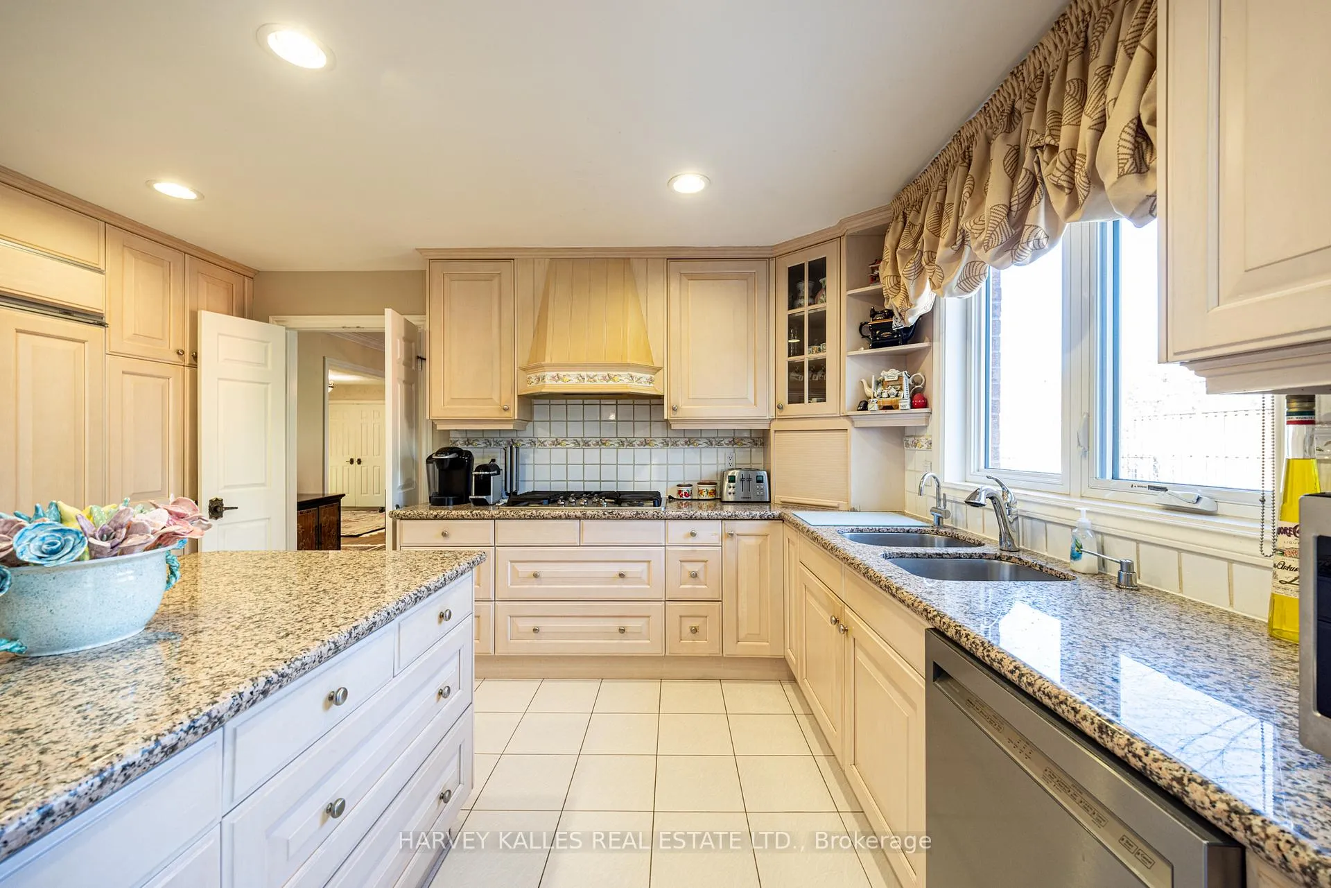 Photo 12 of 10 Whitelaw Court, Markham, Bayview Glen — HOMEH