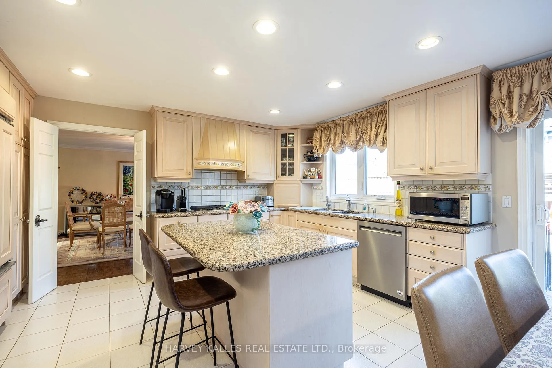 Photo 13 of 10 Whitelaw Court, Markham, Bayview Glen — HOMEH