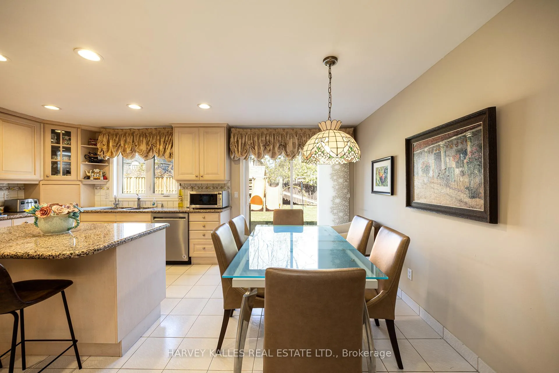Photo 14 of 10 Whitelaw Court, Markham, Bayview Glen — HOMEH