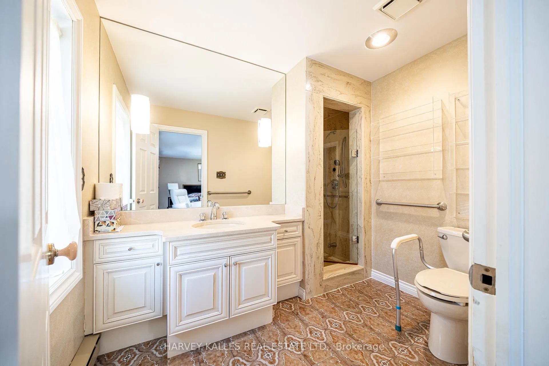 Photo 28 of 10 Whitelaw Court, Markham, Bayview Glen — HOMEH