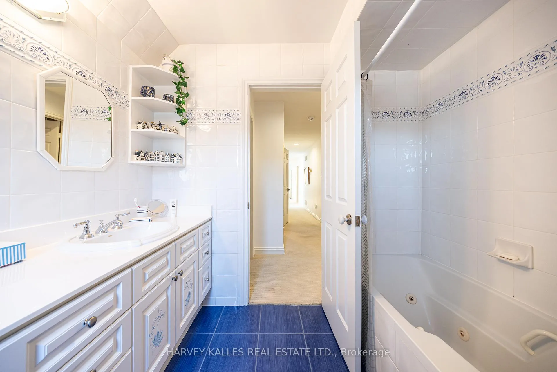 Photo 37 of 10 Whitelaw Court, Markham, Bayview Glen — HOMEH