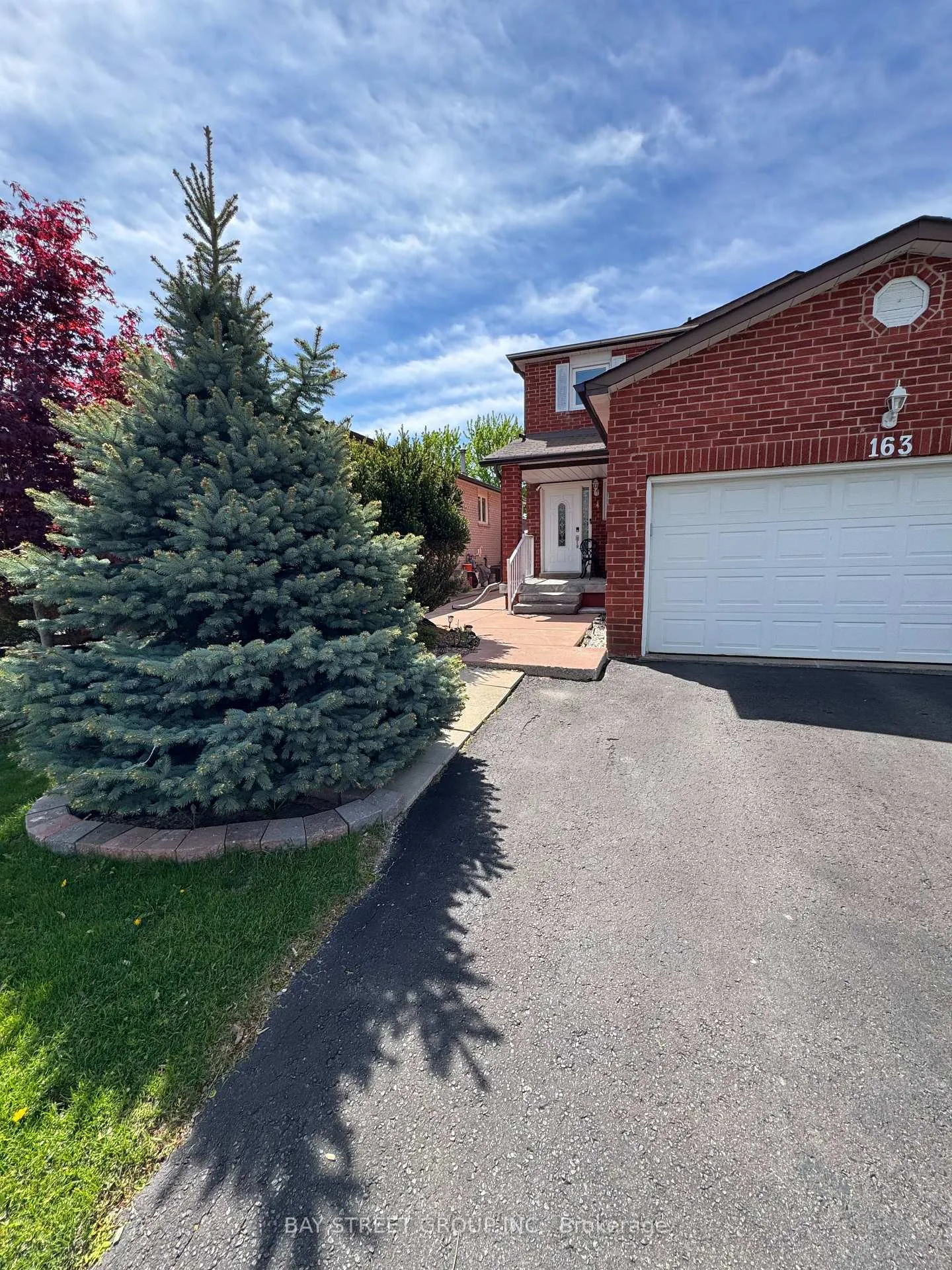 Photo 2 of 163 Oliver Lane, Vaughan, Maple — HOMEH
