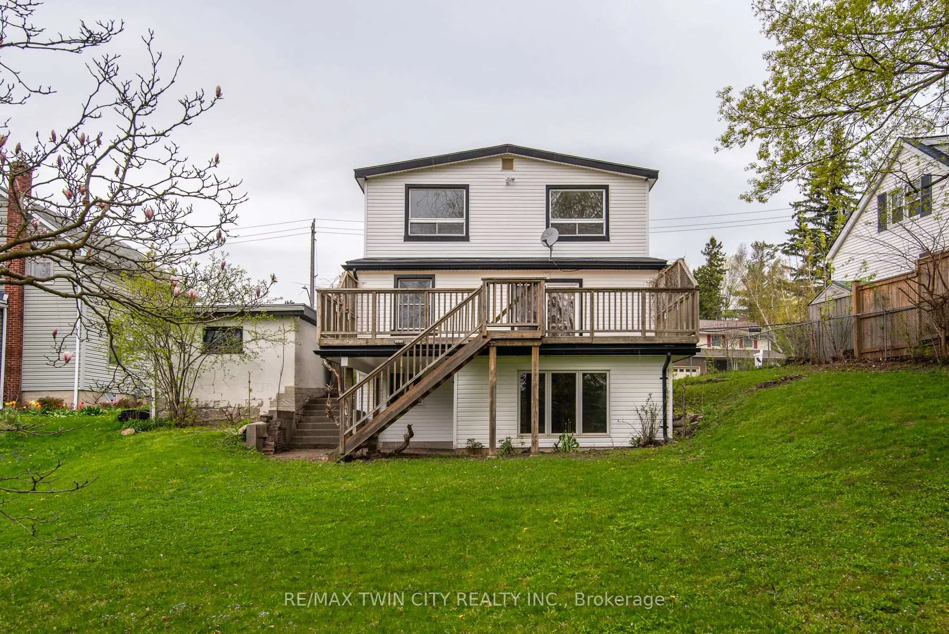 Photo 11 of 143 Bridgeport Road E, Waterloo — HOMEH