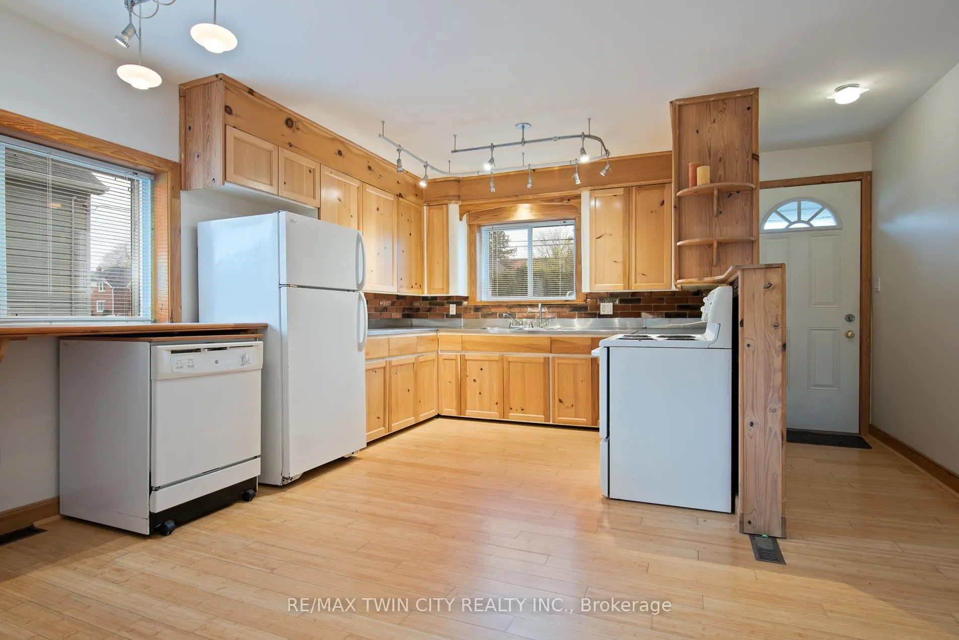 Photo 24 of 143 Bridgeport Road E, Waterloo — HOMEH