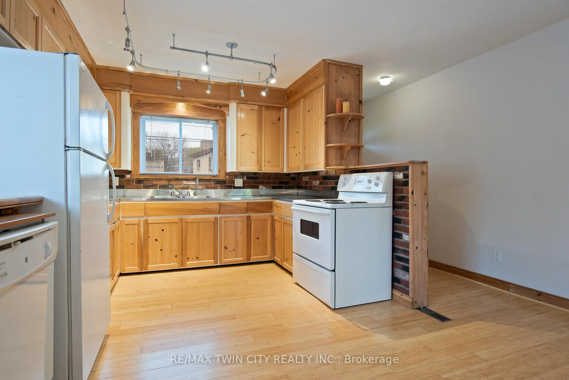 Photo 25 of 143 Bridgeport Road E, Waterloo — HOMEH