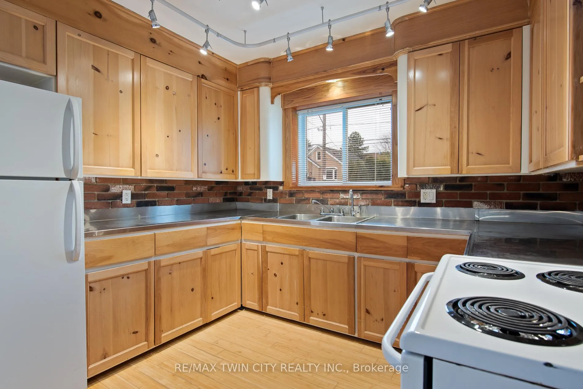 Photo 26 of 143 Bridgeport Road E, Waterloo — HOMEH