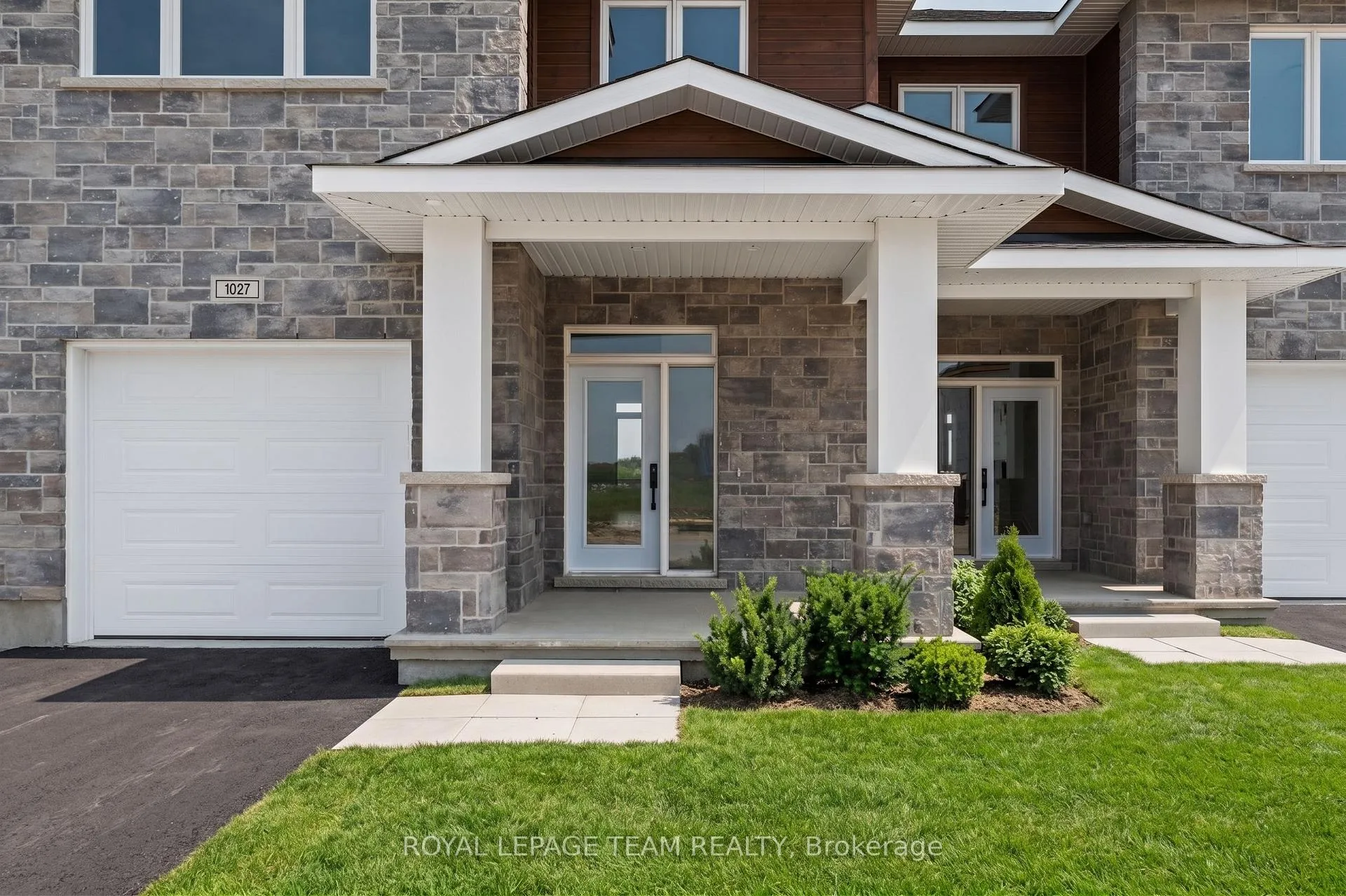 Photo 2 of 1027 Moore Street, Brockville — HOMEH