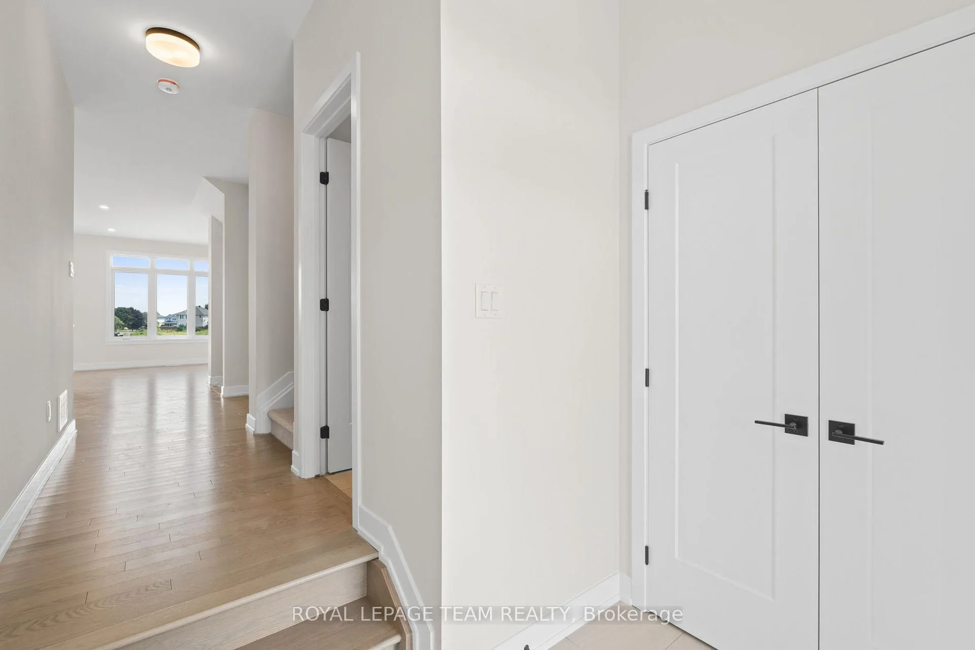 Photo 4 of 1027 Moore Street, Brockville — HOMEH