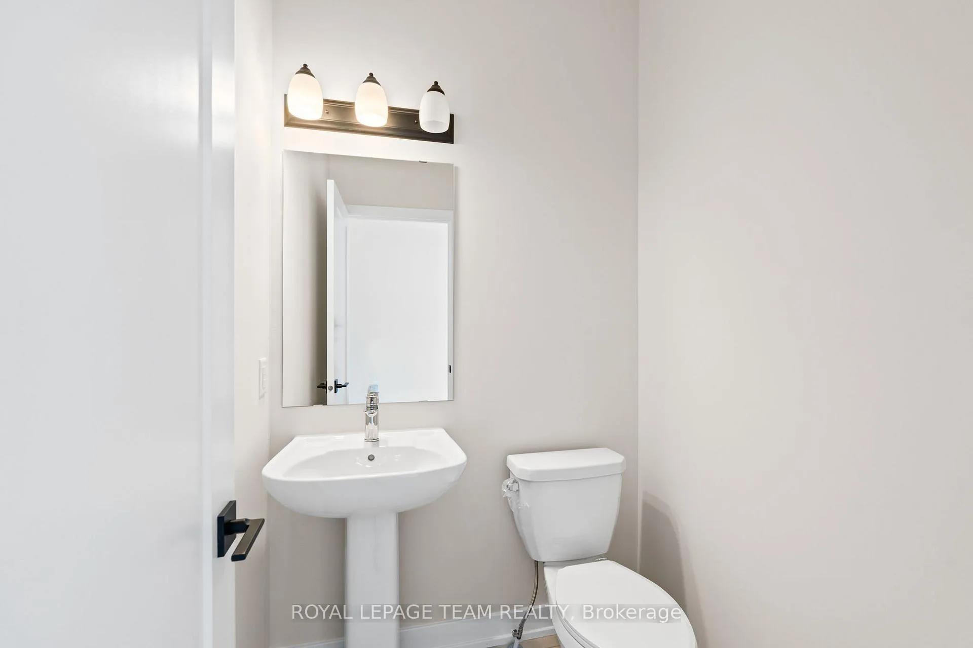 Photo 5 of 1027 Moore Street, Brockville — HOMEH