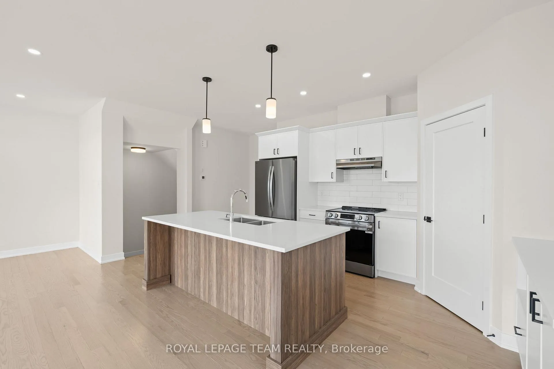 Photo 12 of 1027 Moore Street, Brockville — HOMEH