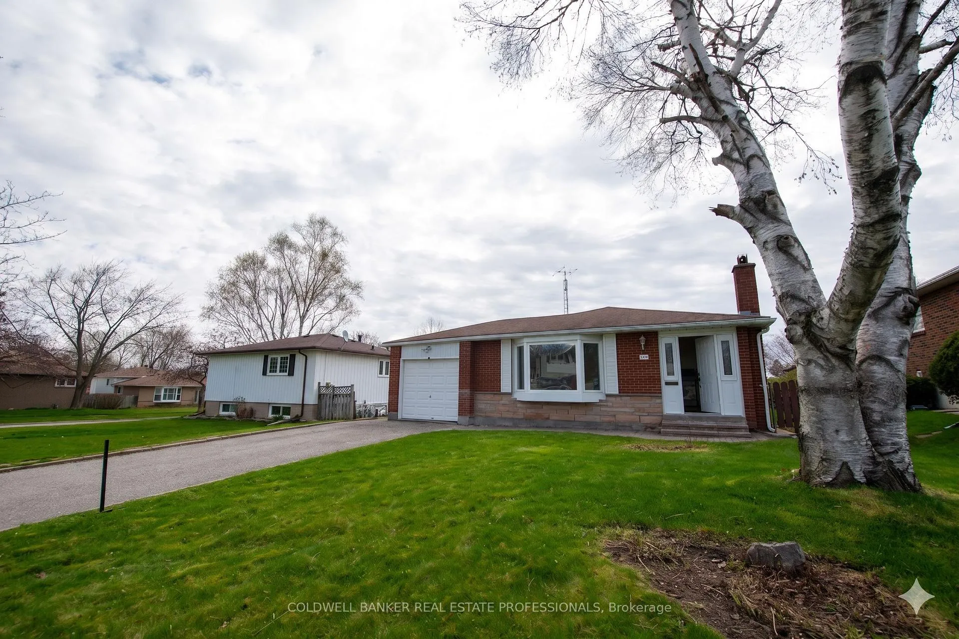 Photo 2 of 133 Clover Ridge Drive E, Ajax, South East — HOMEH