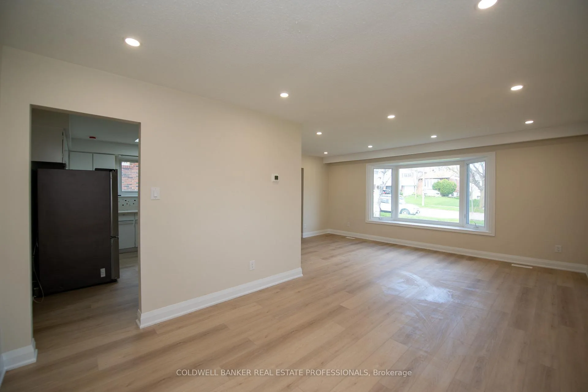 Photo 4 of 133 Clover Ridge Drive E, Ajax, South East — HOMEH