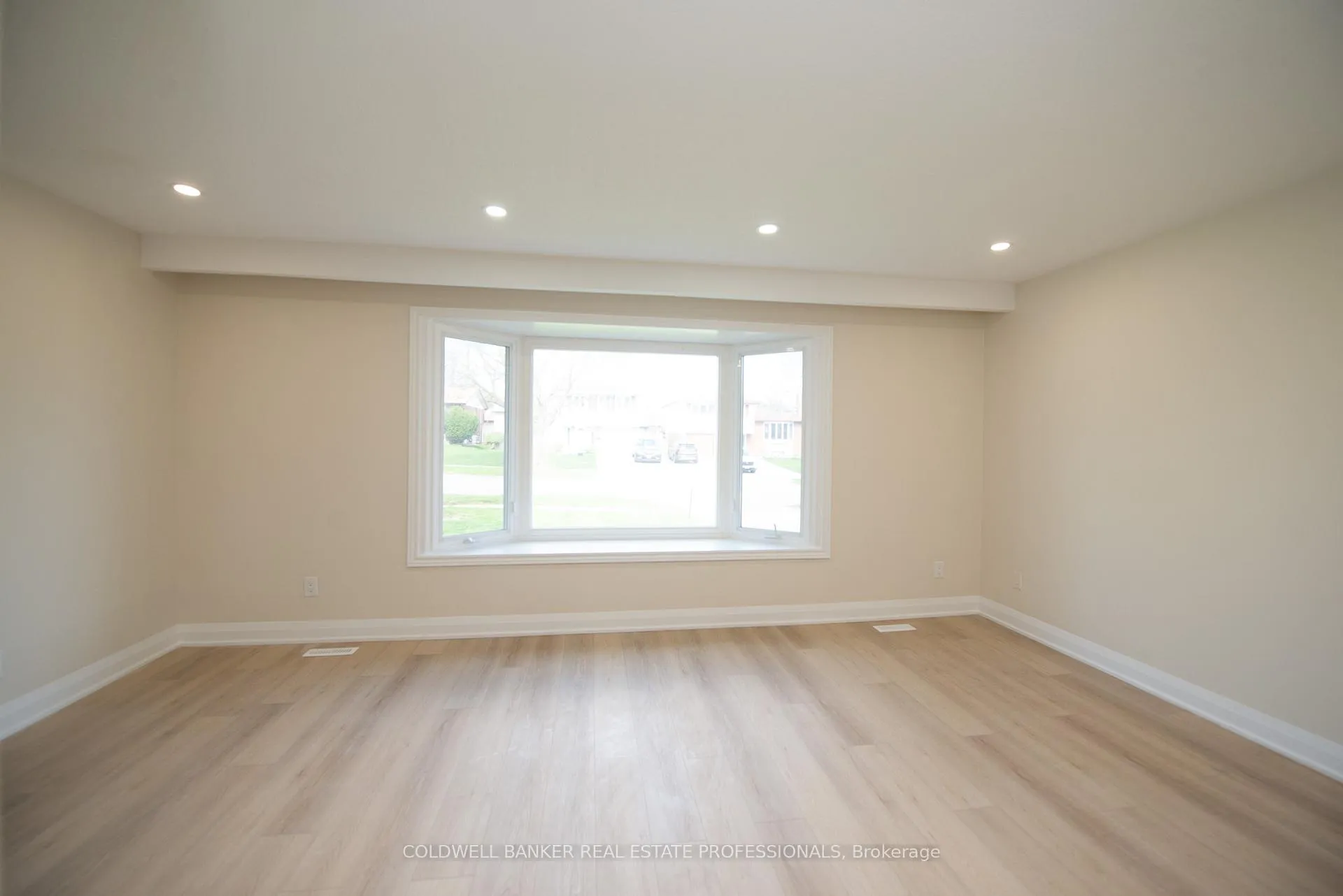 Photo 6 of 133 Clover Ridge Drive E, Ajax, South East — HOMEH