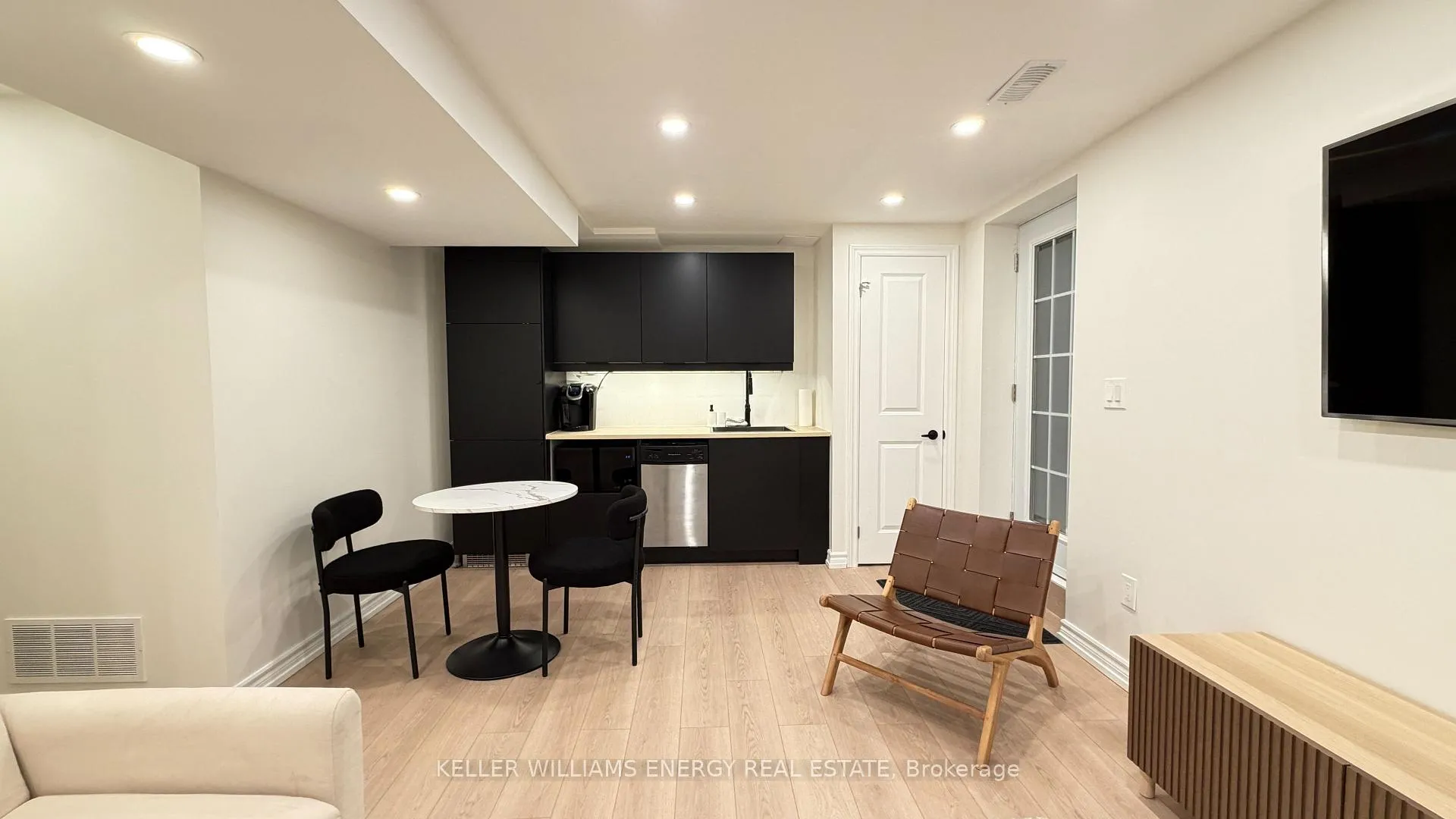 Photo 3 of 1371 Linstead Street, Oshawa, Taunton — HOMEH