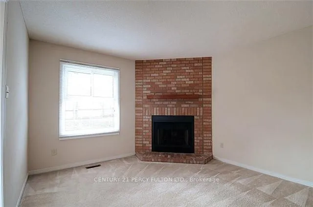 Photo 5 of 104 Laguna Crescent, Markham, Middlefield — HOMEH