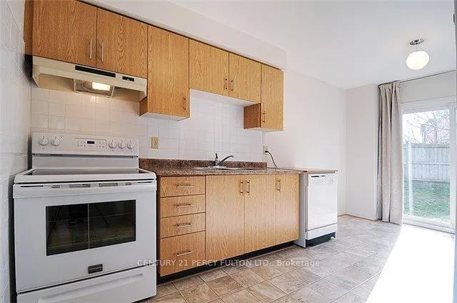 Photo 8 of 104 Laguna Crescent, Markham, Middlefield — HOMEH