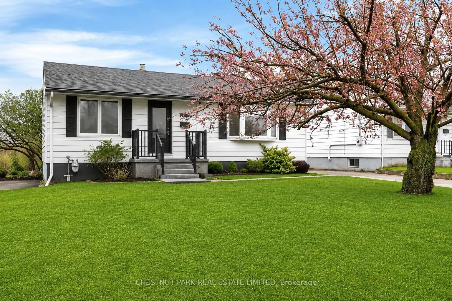 Photo 1 of 50 Lakeview Avenue, Grimsby, Grimsby Beach — HOMEH