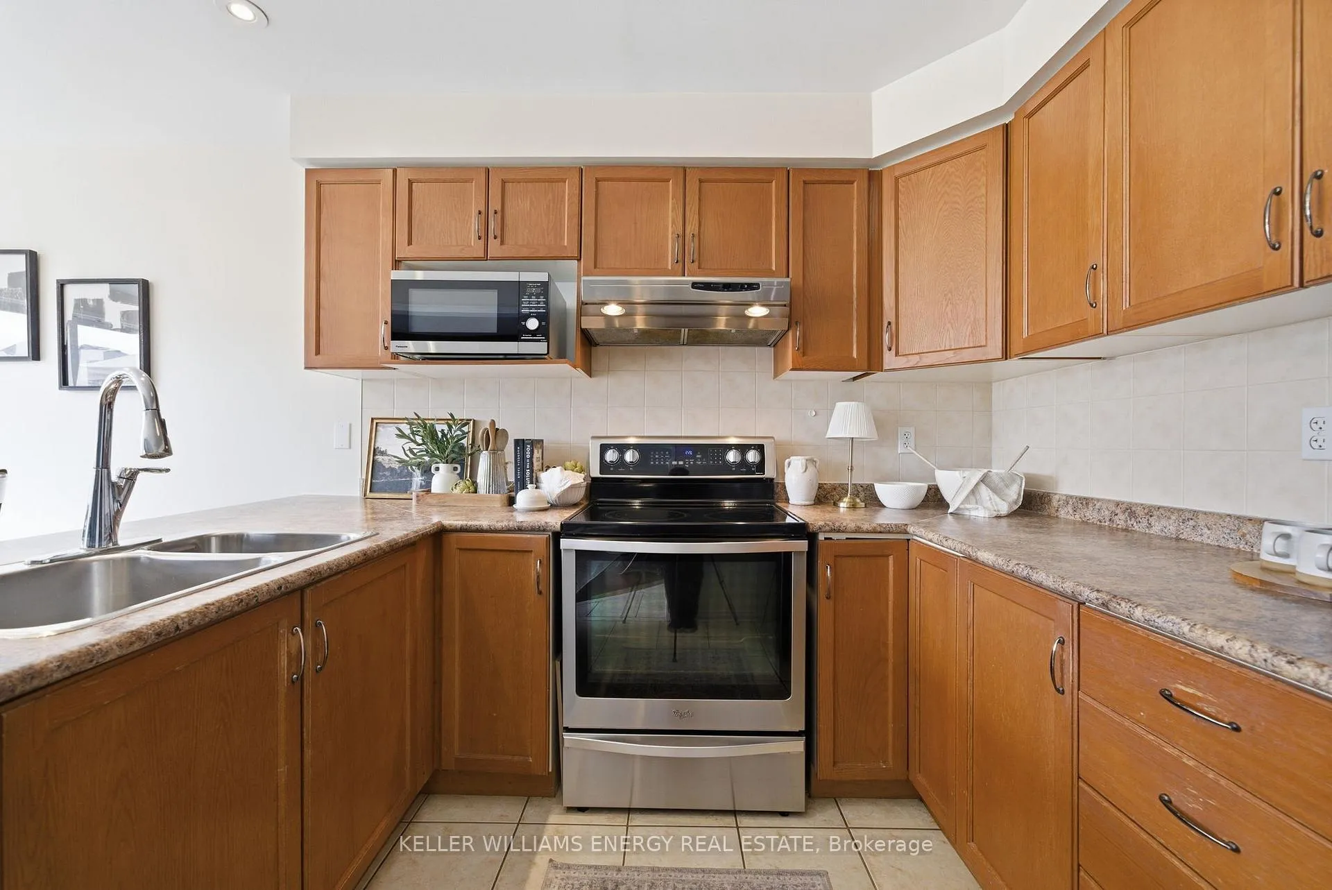 Photo 4 of 590 Brasswinds Trail, Oshawa, Pinecrest — HOMEH
