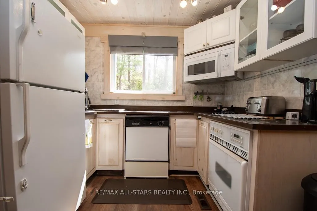 Photo 10 of 1130 Towering Oaks Drive, Minden Hills, Lutterworth — HOMEH