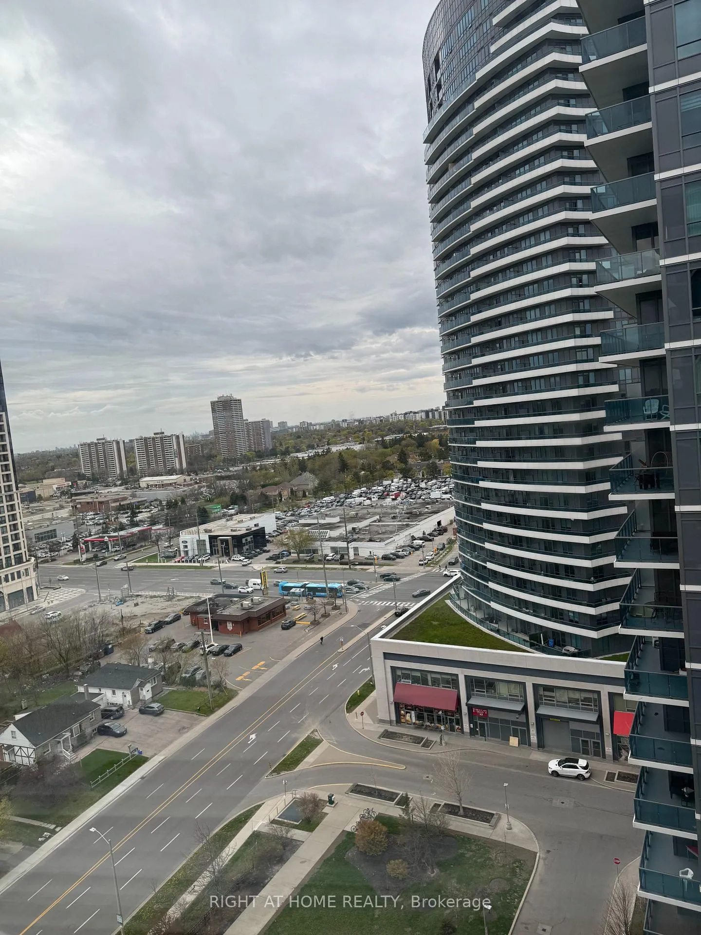 Photo 3 of Unit PH1-106, 7167 Yonge Street, Markham, Thornhill — HOMEH