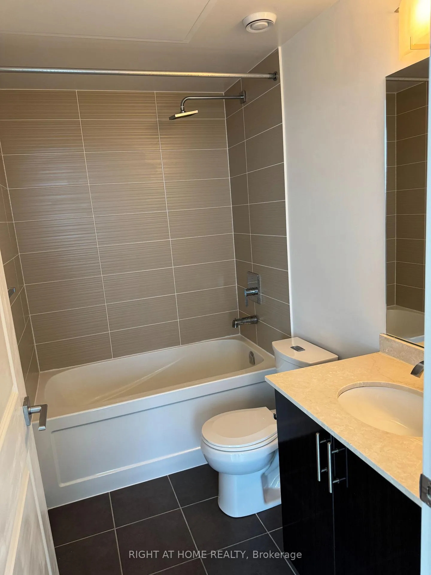 Photo 5 of Unit PH1-106, 7167 Yonge Street, Markham, Thornhill — HOMEH