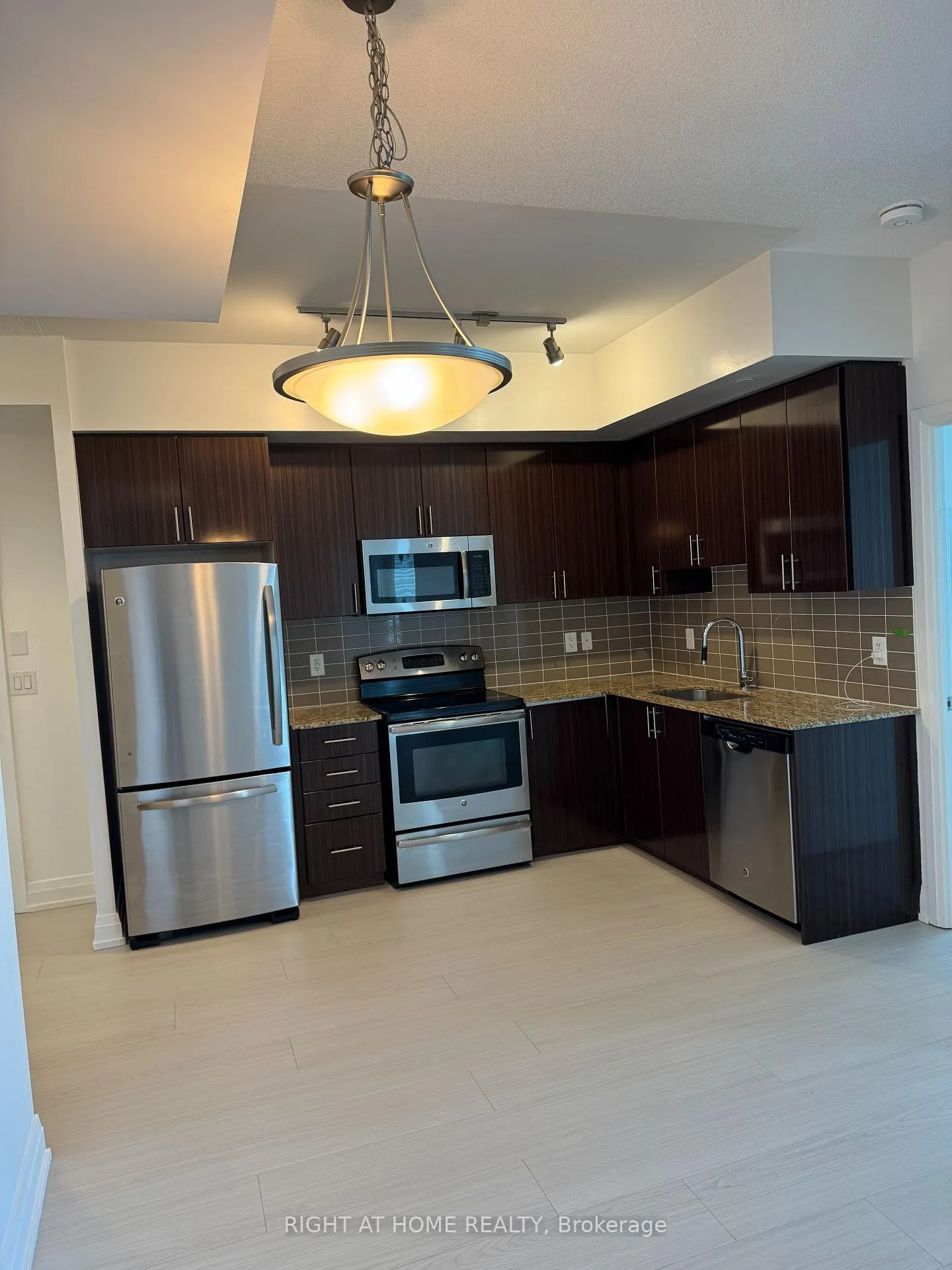 Photo 7 of Unit PH1-106, 7167 Yonge Street, Markham, Thornhill — HOMEH