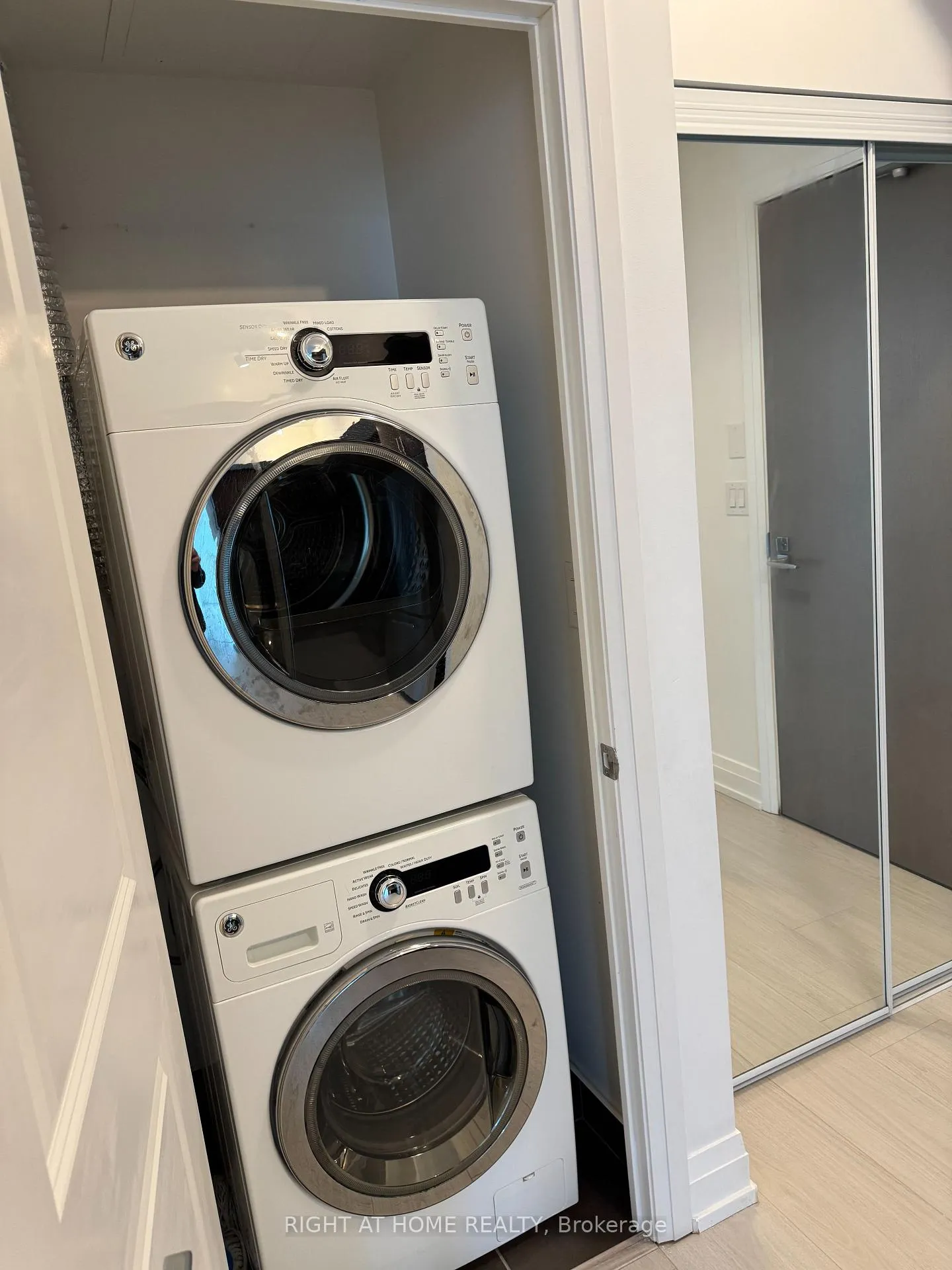 Photo 10 of Unit PH1-106, 7167 Yonge Street, Markham, Thornhill — HOMEH