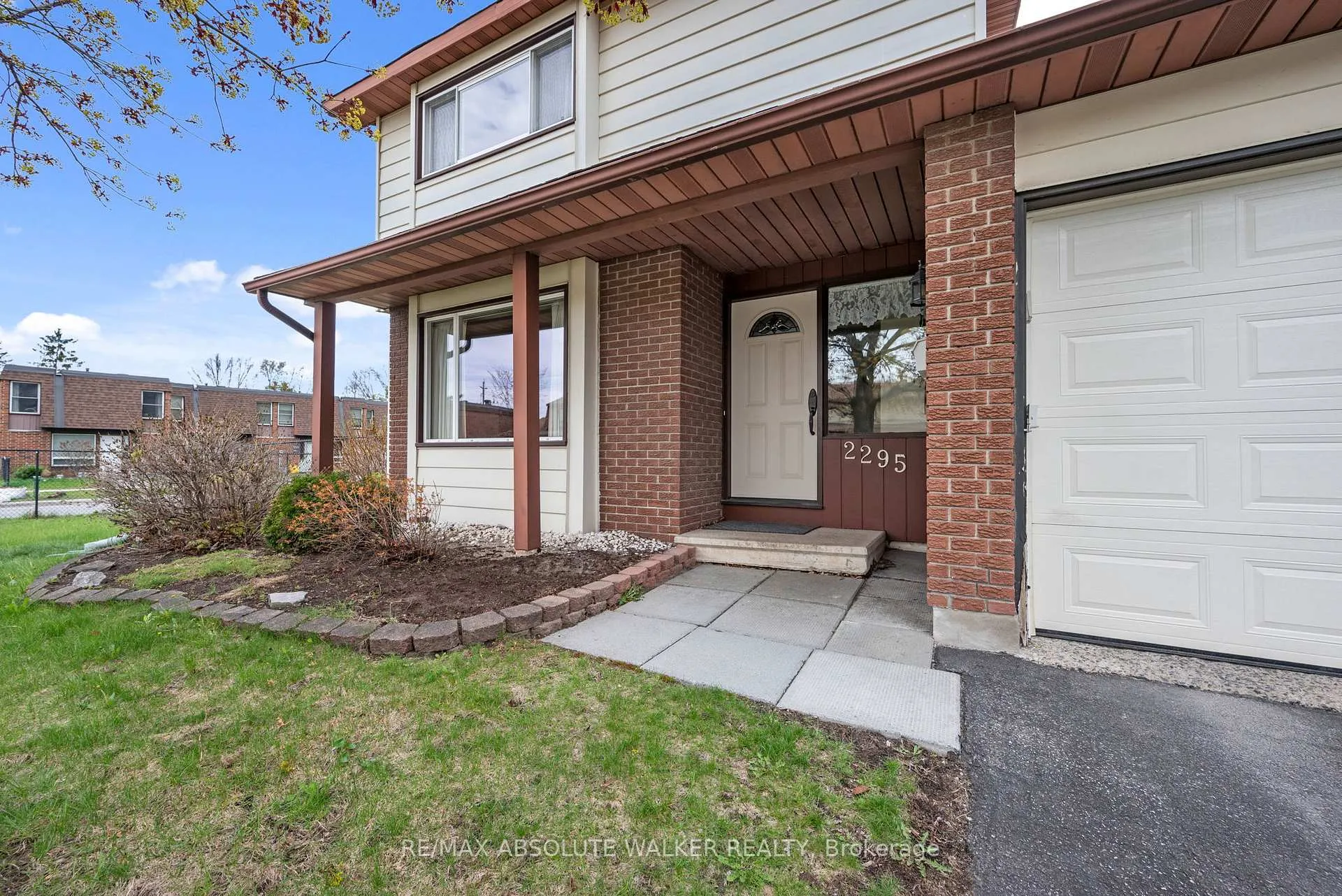 Photo 3 of 2295 Cotters Crescent, Ottawa, Windsor Park Village — HOMEH
