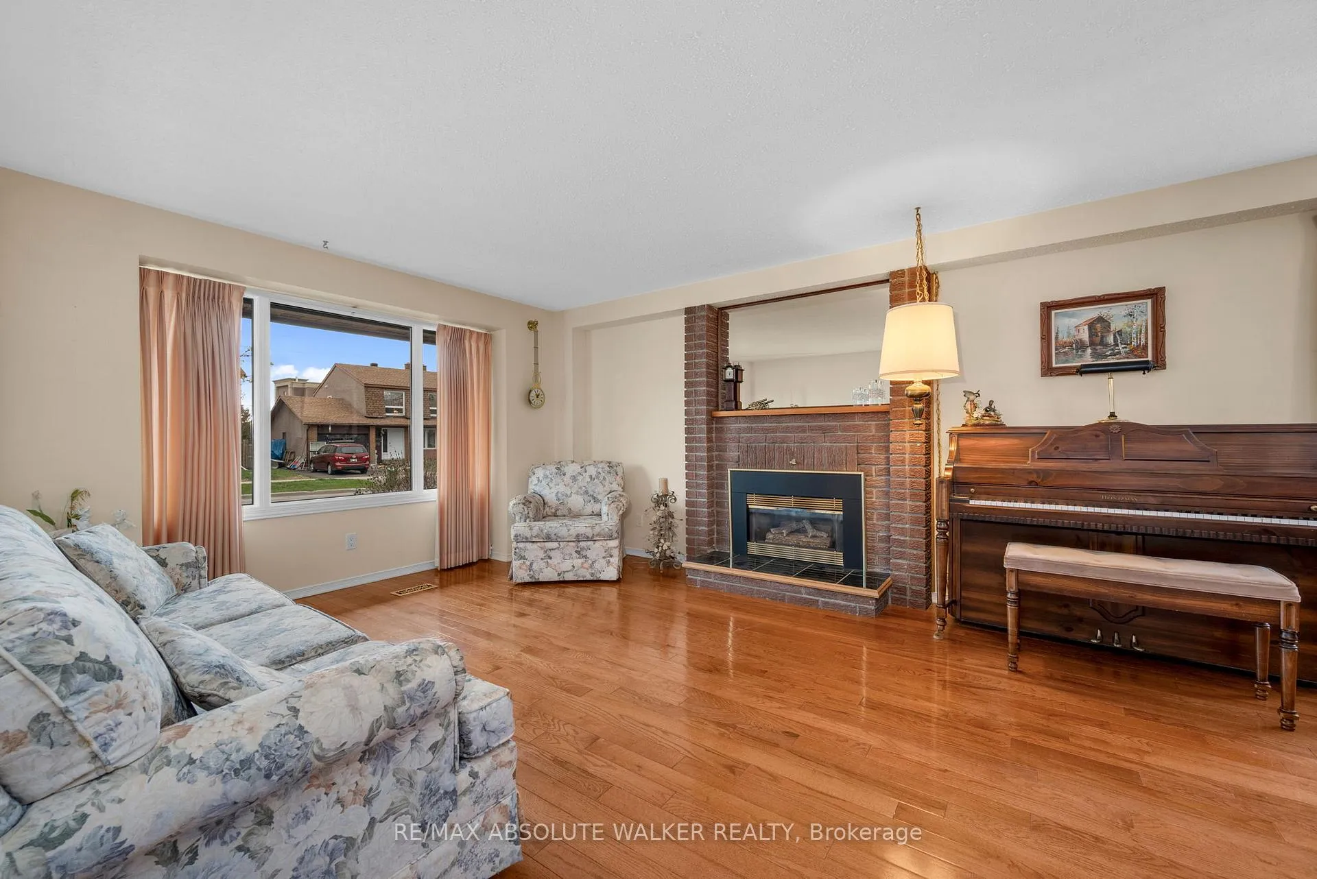 Photo 4 of 2295 Cotters Crescent, Ottawa, Windsor Park Village — HOMEH