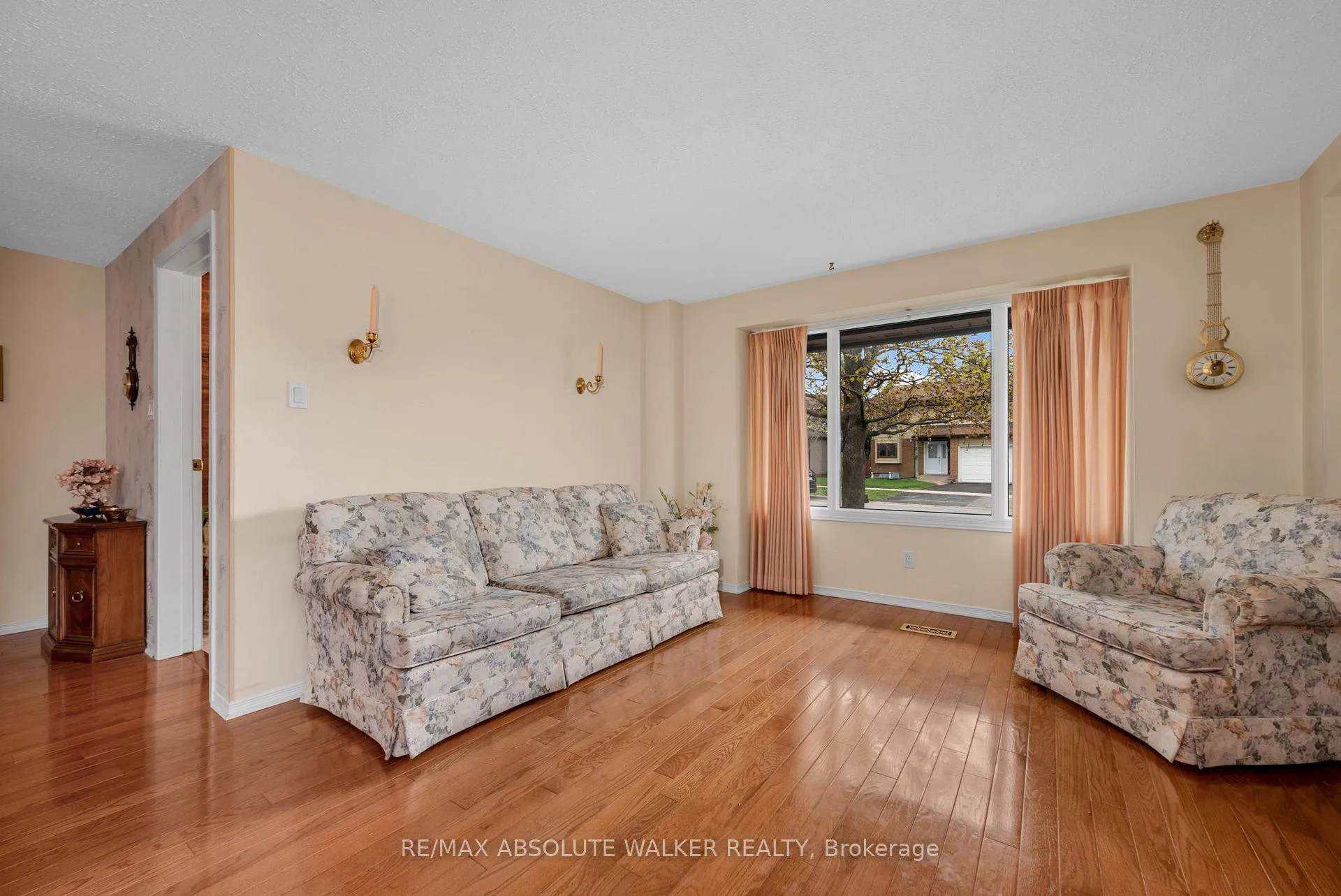 Photo 5 of 2295 Cotters Crescent, Ottawa, Windsor Park Village — HOMEH