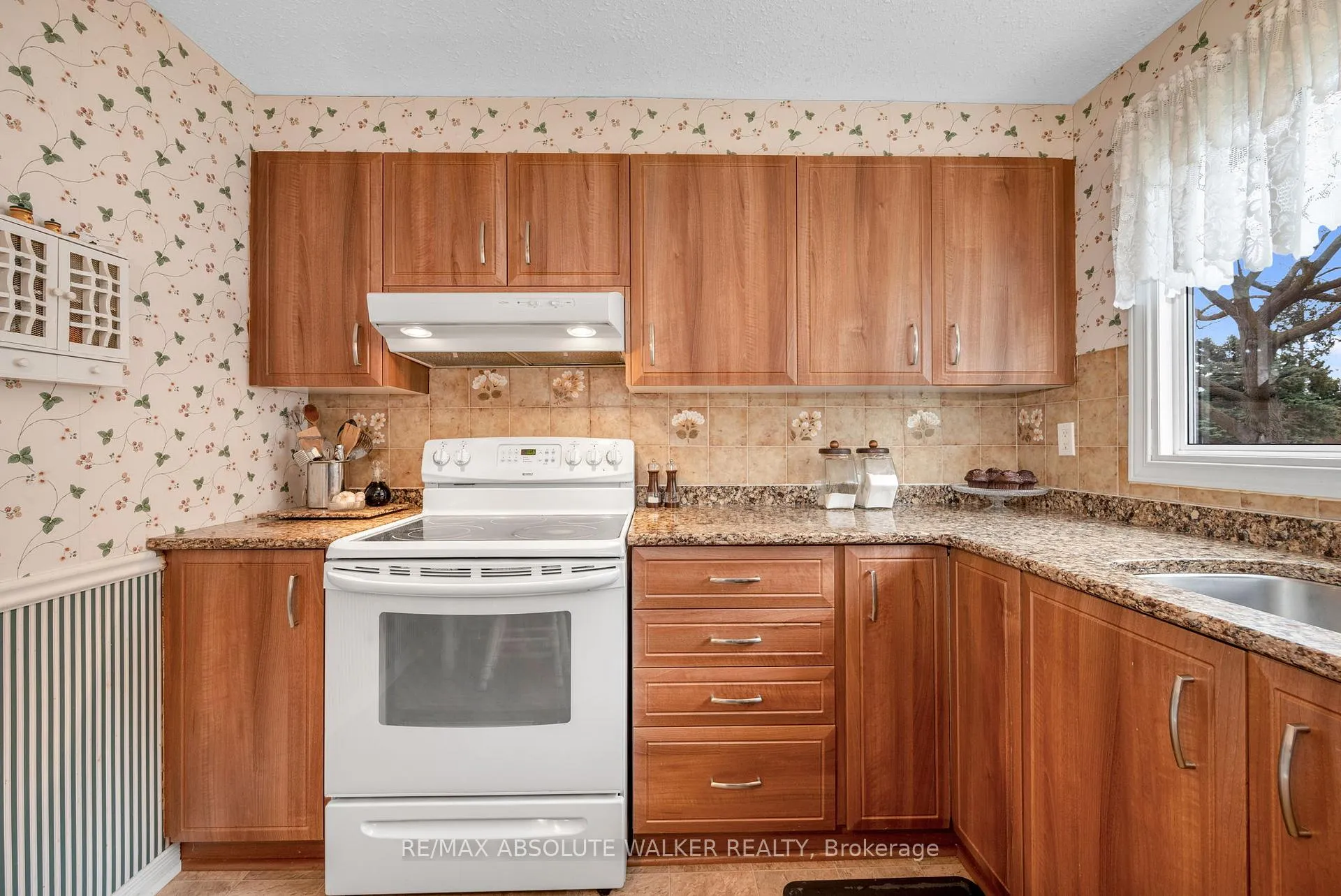 Photo 9 of 2295 Cotters Crescent, Ottawa, Windsor Park Village — HOMEH