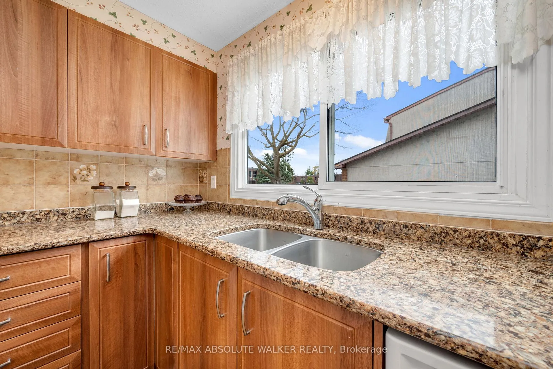 Photo 10 of 2295 Cotters Crescent, Ottawa, Windsor Park Village — HOMEH