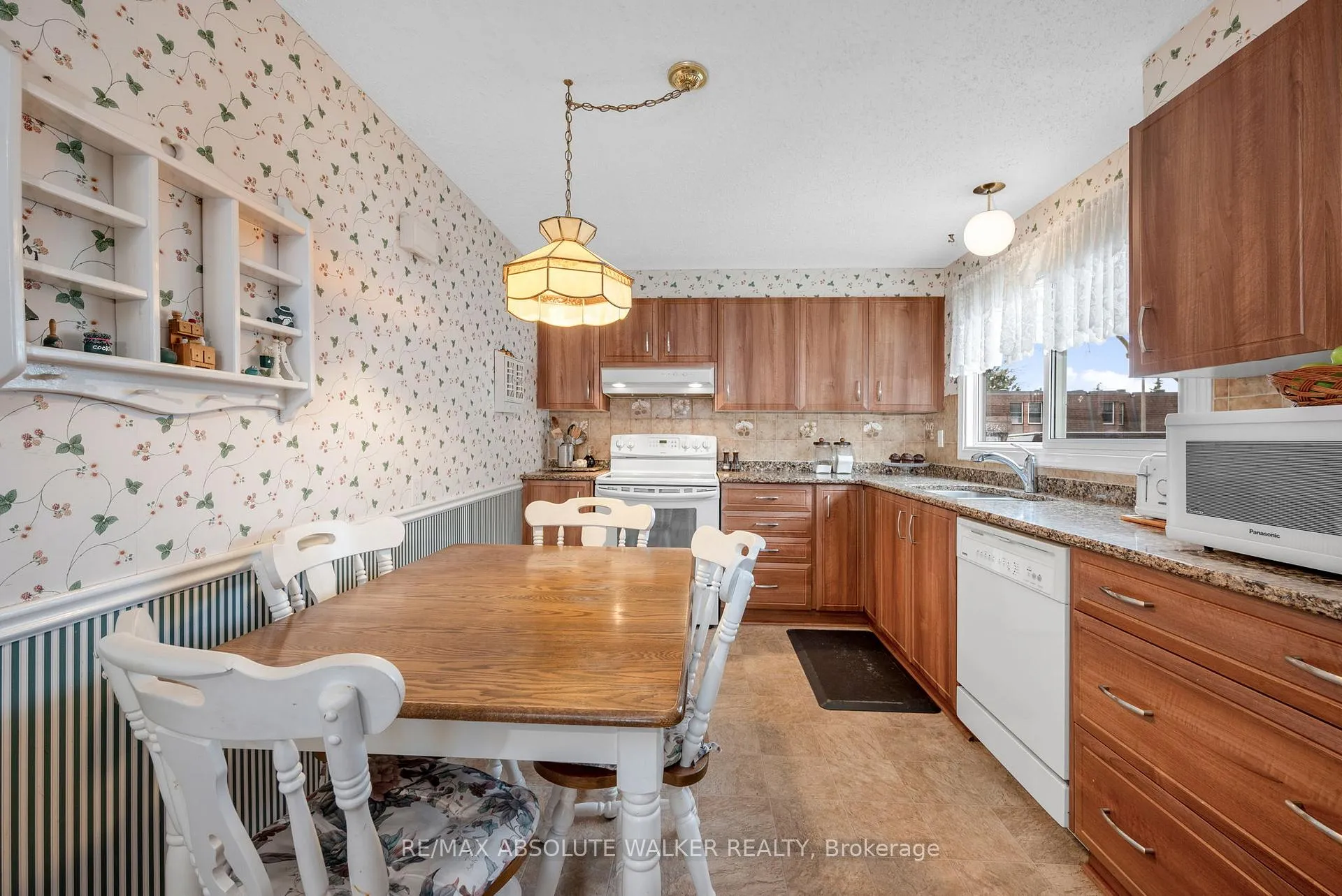 Photo 12 of 2295 Cotters Crescent, Ottawa, Windsor Park Village — HOMEH