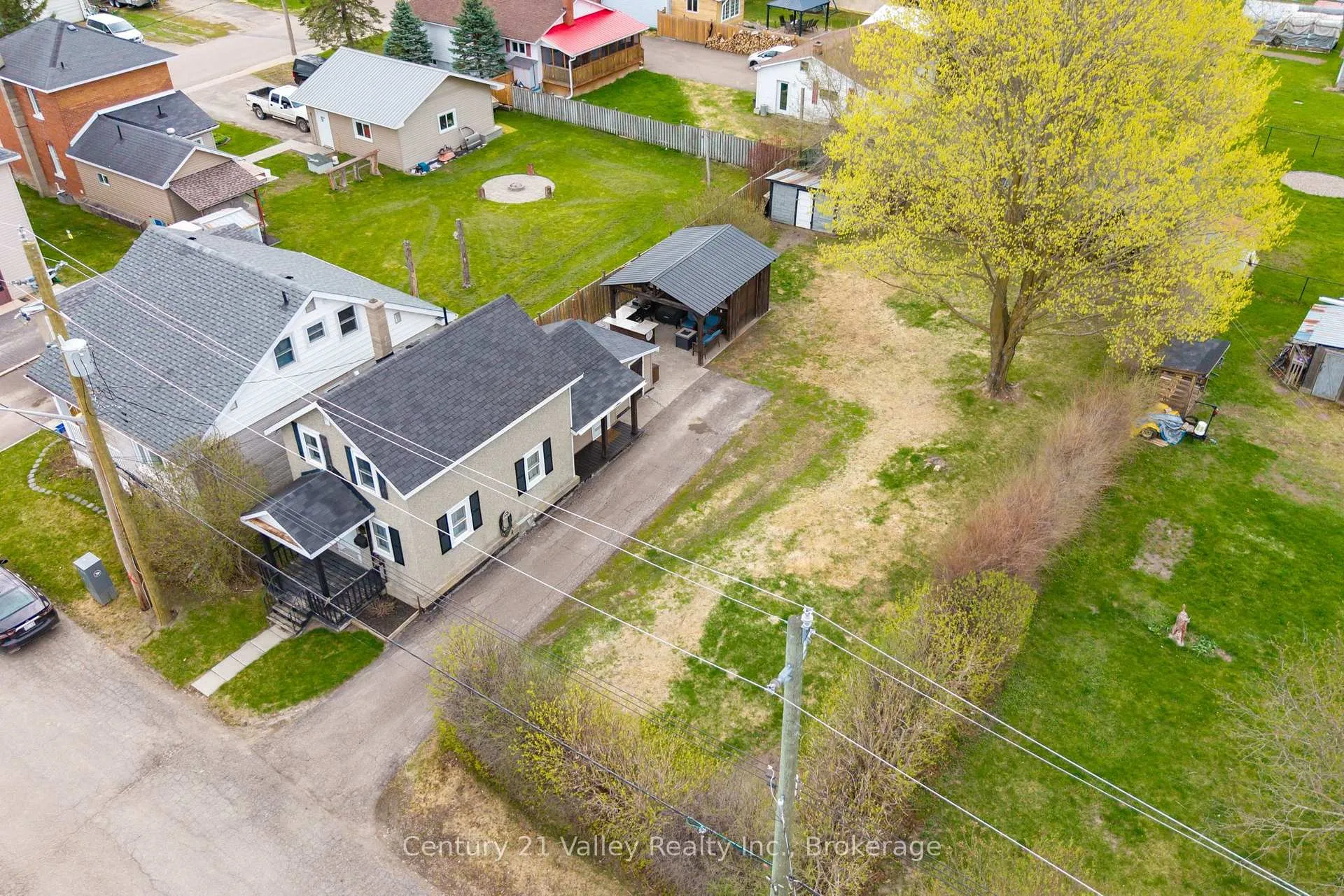 Photo 11 of 319 Mary Avenue, Renfrew — HOMEH
