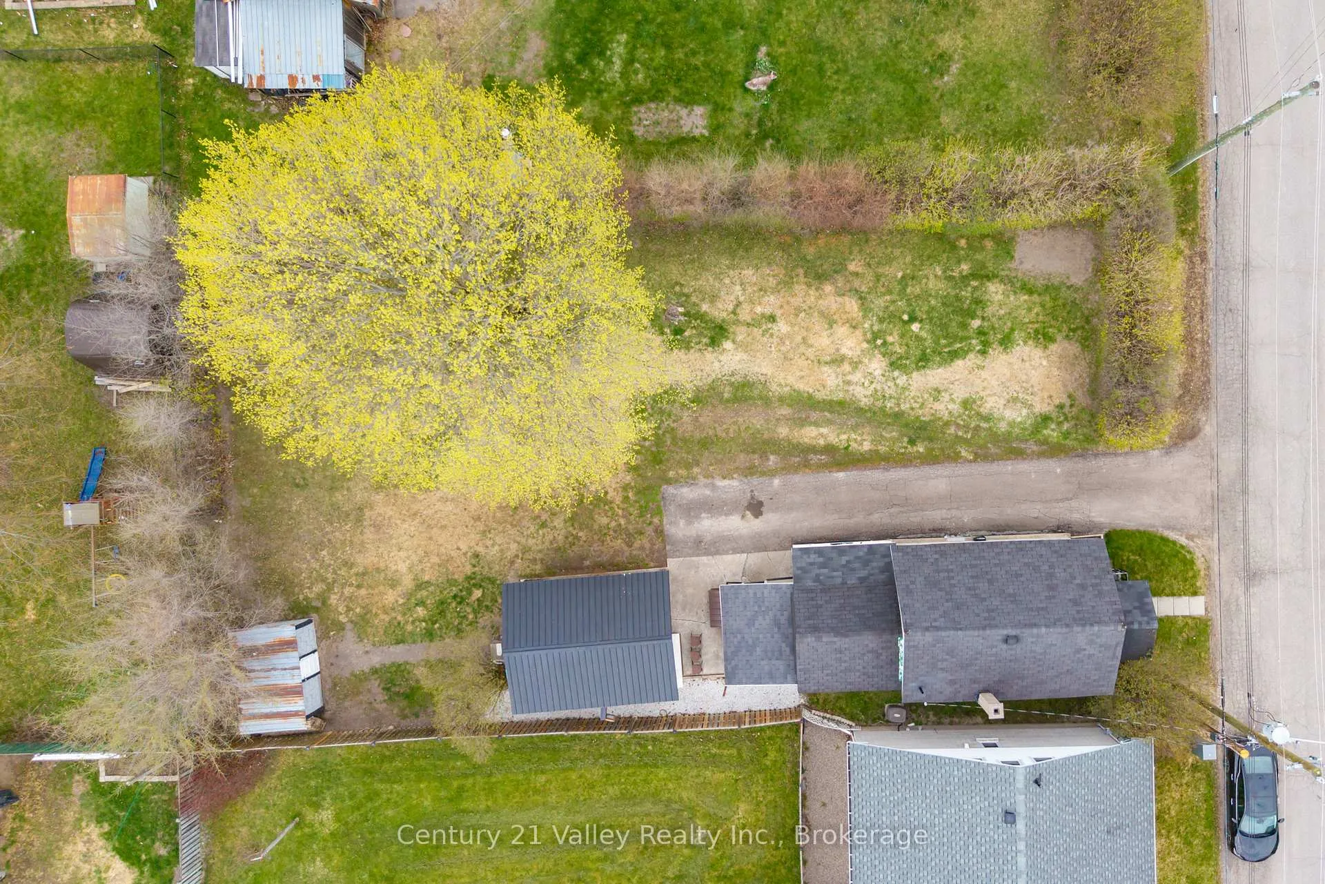 Photo 12 of 319 Mary Avenue, Renfrew — HOMEH