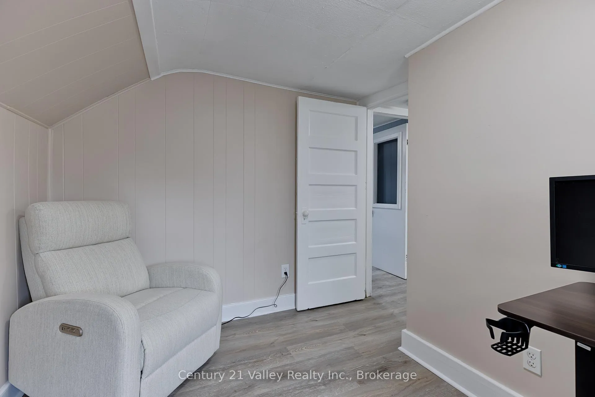 Photo 30 of 319 Mary Avenue, Renfrew — HOMEH