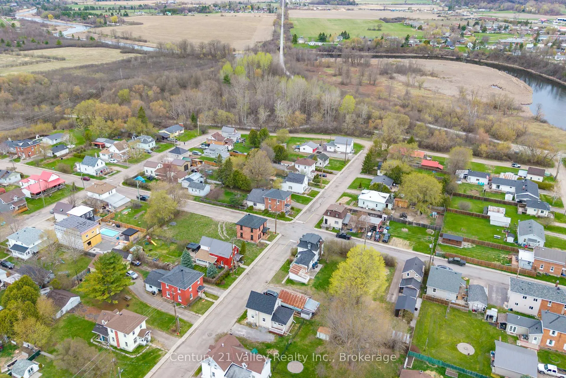 Photo 33 of 319 Mary Avenue, Renfrew — HOMEH